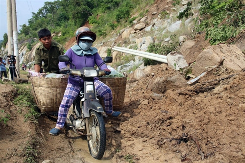 Đất đá trên núi sạt lở xuống đường tỉnh lộ 707 gây tắc nghẽn giao thông.