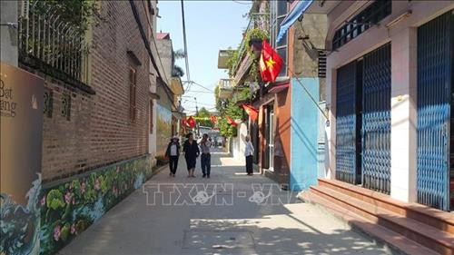 Tuyến đường thôn 3, làng Bát Tràng, huyện Gia Lâm (Hà Nội) được nhân dân chung tay xây dựng thành tuyến đường xanh, sạch, đẹp. Ảnh: Đinh Thuận - TTXVN Tuyến đường thôn 3, làng Bát Tràng, huyện Gia Lâm (Hà Nội) được nhân dân chung tay xây dựng thành tuyến đường xanh, sạch, đẹp. Ảnh: Đinh Thuận - TTXVN