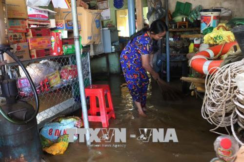 Nhà một hộ dân tại xã Thanh Xuân, huyện Thanh Chương, tỉnh Nghệ An bị ngập trong nước lũ. Ảnh: Nguyễn Oanh -TTXVN. Người dân phải dùng thuyền để di chuyển trong xã. Ảnh: Nguyễn Oanh-TTXVN. Nước lũ ngập trên diện rộng, ảnh hưởng tới đời sống sinh hoạt, giao thông của người dân. Ảnh: Nguyễn Oanh-TTXVN.