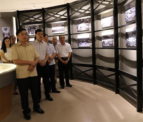 Các đại biểu tham quan Nhà trưng bày. Ảnh: Chu Hiệu - TTXVN Vận chuyển khách bằng ô tô điện thăm quan Khu di tích Quốc gia đặc biệt Pác Bó. Ảnh: Chu Hiệu - TTXVN Vận chuyển khách bằng ô tô điện thăm quan Khu di tích Quốc gia đặc biệt Pác Bó. Ảnh: Chu Hiệu - TTXVN Các đại biểu tham quan Nhà trưng bày. Ảnh: Chu Hiệu - TTXVN Vận chuyển khách bằng ô tô điện thăm quan Khu di tích Quốc gia đặc biệt Pác Bó. Ảnh: Chu Hiệu - TTXVN Vận chuyển khách bằng ô tô điện thăm quan Khu di tích Quốc gia đặc biệt Pác Bó. Ảnh: Chu Hiệu - TTXVN