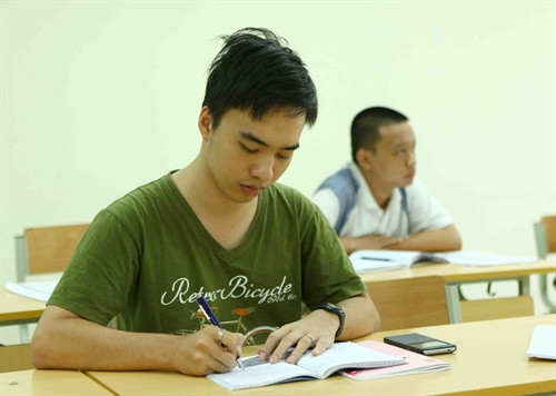 Phạm Nguyễn Mạnh, học sinh lớp 11, Trường Phổ thông Năng khiếu, Đại học Quốc gia Thành phố Hồ Chí Minh đọat Huy chương Bạc. Ảnh: Quý Trung- TTXVN