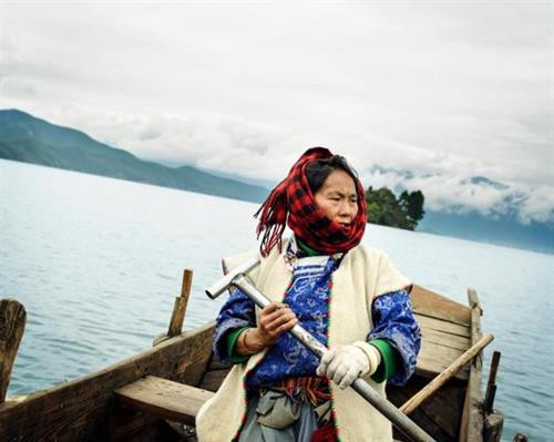 Trên dãy Himalaya, người Mosuo sống ở rìa hồ Luga xanh tươi thuộc huyện tự trị Ninh Lạng, Trung Quốc. Vùng đất này được ví như Tây Lương Nữ Quốc trong tác phẩm Tây Du Ký. Đây là một trong số ít những xã hội mẫu hệ cuối cùng. Phụ nữ trong bộ tộc vẫn duy trì phong tục tự chọn và thay đổi đối tác theo mong muốn. Người phụ nữ ở đây nắm giữ sức mạnh về cả tinh thần và thể chất. Tuy nhiên, trong 20 năm trở lại đây, văn hóa của bộ tộc này dần bị mai một. Du khách đổ về đây để được khám phá văn hóa có một không hai này. Như nhiều cộng đồng thiểu số khác, cơ hội kiếm tiền từ du lịch luôn có giá kèm theo. Nhiếp ảnh gia Karolin Klüppel, người ghi lại hình ảnh hiếm hoi về vương quốc kỳ lạ này, cho biết: “Điều này gây mâu thuẫn trong nhiều gia đình. Cuộc sống trở nên dễ thở hơn khi có lợi nhuận từ du lịch, nhưng họ cũng thấy buồn bã trước những đổi thay”. Nơi này ngày càng có nhiều hoạt động thu hút du khách nhờ phong cảnh thiên nhiên tuyệt đẹp và nền văn hóa độc đáo. Tuy nhiên, nhiều người đã lấy người ngoài tộc và chuyển về các thành phố lớn hơn để tìm việc làm. Giờ đây, phụ nữ lớn tuổi là người gìn giữ văn hóa của tộc Mosou. Họ khỏe mạnh, uyên bác và đầy lòng tự trọng. Sức mạnh và sự kiên định của họ giống như dãy Himalaya nơi họ sống. Theo Klüppel, những người cao tuổi ở đây hài hước và năng động. Cô cho biết: “Tôi thấy một phụ nữ 80 tuổi bê những thứ tôi còn chẳng nhấc nổi. Họ rất khỏe. Tôi nhận ra sức khỏe phụ thuộc vào cách bạn làm việc - họ còn khỏe hơn đàn ông”. Theo truyền thống, các đối tác hay "chồng" của họ chỉ tới thăm vào ban đêm và không có vai trò gì trong việc nuôi dưỡng con cái. Con cái ở với gia đình người mẹ cả đời, và người phụ nữ là chủ gia đình. Với người Mosuo, điều quan trọng nhất là tình yêu và đam mê. Nếu không còn yêu nhau, họ chấm dứt mối quan hệ một cách nhẹ nhàng.