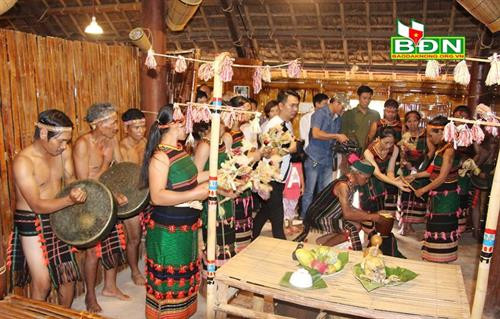 Lễ cúng vào nhà mới có ý nghĩa giáo dục những giá trị của lao động, quý trọng tình bạn, tình anh em, cộng đồng Lễ cúng vào nhà mới có ý nghĩa giáo dục những giá trị của lao động, quý trọng tình bạn, tình anh em, cộng đồng