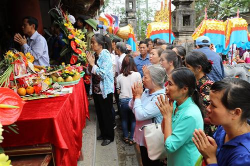 Đông đảo người dân và du khách tham gia lễ hội. Ảnh: Ninh Đức Phương - TTXVN Đông đảo người dân và du khách tham gia lễ hội. Ảnh: Ninh Đức Phương - TTXVN