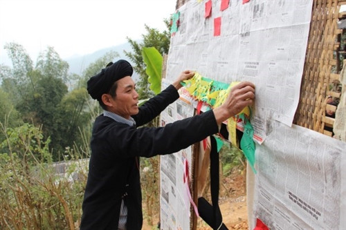 Chuẩn bị cổng (gọi là kiáu chai) dựng ở gần nhà gái có cửa cao 1,2 m, rộng 60 cm, 2 bên cửa có dán 2 miếng giấy vàng vẽ 2 con rồng, 2 con cá và 2 con chim. Chuẩn bị cổng (gọi là kiáu chai) dựng ở gần nhà gái có cửa cao 1,2 m, rộng 60 cm, 2 bên cửa có dán 2 miếng giấy vàng vẽ 2 con rồng, 2 con cá và 2 con chim.