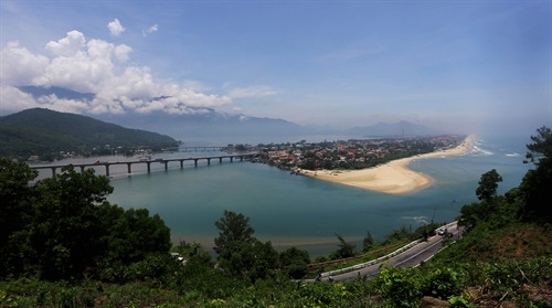 Vịnh Lăng Cô nằm dưới chân đèo Hải Vân thuộc địa phận tỉnh Thừa Thiên-Huế. Di tích quốc gia Hải Vân Quan nằm trên đỉnh đèo Hải Vân. Khúc cua chữ C trên đèo Hải Vân thuộc địa phận Đà Nẵng. Vịnh Đà Nẵng nằm dưới chân đèo Hải Vân. Cung đường uốn lượn trên đèo Hải Vân thuộc địa phận tỉnh Thừa Thiên-Huế nhìn từ Hải Vân Quan. Phong cảnh trên đèo Hải Vân thuộc địa phận tỉnh Thừa Thiên-Huế. Cung đường uốn lượn trên đèo Hải Vân Vịnh Lăng Cô nằm dưới chân đèo Hải Vân thuộc địa phận tỉnh Thừa Thiên-Huế. Vịnh Lăng Cô nằm dưới chân đèo Hải Vân thuộc địa phận tỉnh Thừa Thiên-Huế. Cảnh đẹp trên đèo Hải Vân thuộc địa phận tỉnh Thừa Thiên-Huế. Vịnh Lăng Cô nằm dưới chân đèo Hải Vân thuộc địa phận tỉnh Thừa Thiên-Huế. Di tích quốc gia Hải Vân Quan nằm trên đỉnh đèo Hải Vân. Khúc cua chữ C trên đèo Hải Vân thuộc địa phận Đà Nẵng. Vịnh Đà Nẵng nằm dưới chân đèo Hải Vân. Cung đường uốn lượn trên đèo Hải Vân thuộc địa phận tỉnh Thừa Thiên-Huế nhìn từ Hải Vân Quan. Phong cảnh trên đèo Hải Vân thuộc địa phận tỉnh Thừa Thiên-Huế. Cung đường uốn lượn trên đèo Hải Vân Vịnh Lăng Cô nằm dưới chân đèo Hải Vân thuộc địa phận tỉnh Thừa Thiên-Huế. Vịnh Lăng Cô nằm dưới chân đèo Hải Vân thuộc địa phận tỉnh Thừa Thiên-Huế. Cảnh đẹp trên đèo Hải Vân thuộc địa phận tỉnh Thừa Thiên-Huế.