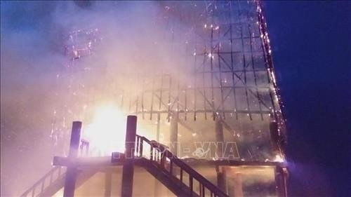 Nhà rông truyền thống bị cháy rụi chỉ sau hơn 30 phút. Ảnh: Quang Thái- TTXVN Nhà rông truyền thống bị cháy rụi chỉ sau hơn 30 phút. Ảnh: Quang Thái- TTXVN