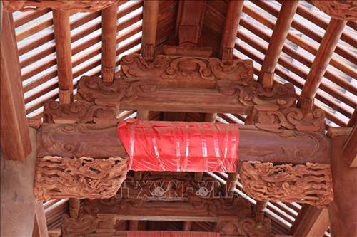 Những cấu kiện mới được dựng lên trong đình Đồng Kỵ. Ảnh: Thanh Thương – TTXVN