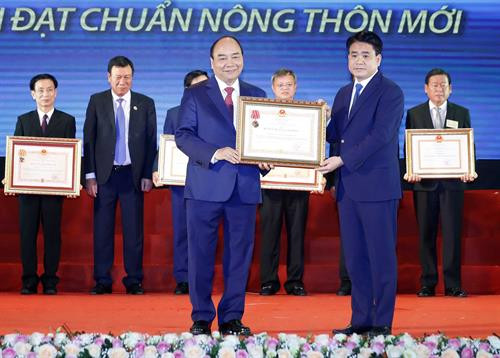 Thủ tướng Nguyễn Xuân Phúc trao tặng Huân chương Lao động hạng Nhất cho thành phố Hà Nội.