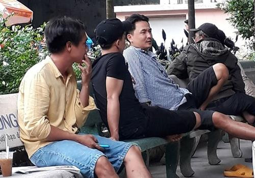 Người dân hút thuốc tại nơi công cộng. Nguồn: sggp.org.vn Người dân hút thuốc tại nơi công cộng. Nguồn: sggp.org.vn