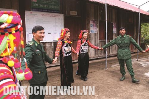 Chiến sĩ Đồn Biên phòng A Pa Chải tập văn nghệ với bà con địa phương chuẩn bị đón Tết cổ truyền của người Hà Nhì.