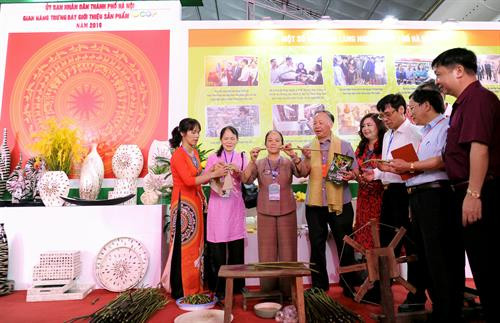 Phó Chủ tịch Thường trực Ủy ban Nhân dân thành phố Hà Nội Nguyễn Văn Sửu và các đại biểu tham quan gian hàng trưng bày sản phẩm của đoàn Hà Nội tại Triển lãm quốc tế mỗi xã một sản phẩm năm 2019.