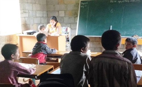 Phân trường của Trường Tiểu học Pó Thẩu, xã Cần Nông (Thông Nông) phải tổ chức lớp học tại nhà văn hóa xóm Nà Tềnh, xã Cần Nông do không có điểm trường. Phân trường của Trường Tiểu học Pó Thẩu, xã Cần Nông (Thông Nông) phải tổ chức lớp học tại nhà văn hóa xóm Nà Tềnh, xã Cần Nông do không có điểm trường.