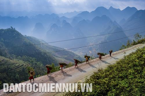 Tác phẩm "Trẻ Lũng Táo". Ảnh: NSNA Trần Cao Bảo Long