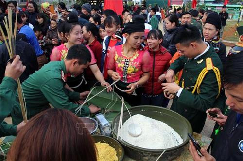 Các chiến sĩ và nhân dân địa phương tham gia gói bánh chưng tại chương trình. Ảnh: Diệp Anh – TTXVN Các chiến sĩ và nhân dân địa phương tham gia gói bánh chưng tại chương trình. Ảnh: Diệp Anh – TTXVN