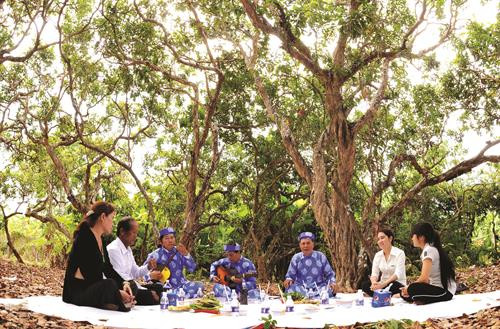 Biểu diễn Đờn ca tài tử phục vụ du khách tại Khu du lịch Giồng Nhãn, xã Hiệp Thành, thành phố Bạc Liêu (Bạc Liêu)