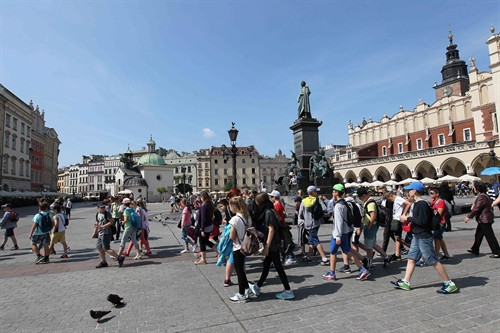 Hàng ngày, rất đông du khách từ khắp mọi nơi trên thế giới tới Krakow để chiêm ngưỡng vẻ trầm mặc, cổ kính, tráng lệ của cố đô Ba Lan.