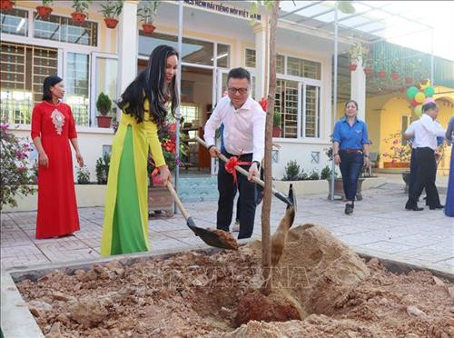 Phó Tổng giám đốc TTXVN Lê Quốc Minh trồng cây lưu niệm tại Trường THCS Đức Thành. Ảnh: Nguyễn Oanh-TTXVN Phó Tổng giám đốc TTXVN Lê Quốc Minh trồng cây lưu niệm tại Trường THCS Đức Thành. Ảnh: Nguyễn Oanh-TTXVN