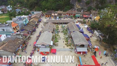 Phố cổ Đồng Văn đã tạo nên điểm nhấn ấn tượng và độc đáo trên cao nguyên đá Đồng Văn - Hà Giang Phố cổ Đồng Văn đã tạo nên điểm nhấn ấn tượng và độc đáo trên cao nguyên đá Đồng Văn - Hà Giang