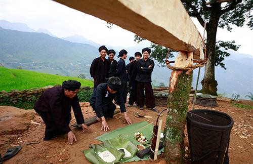 Địa đểm tổ chức Lễ hội Khô Già Già thường là một bãi đất rộng cạnh bìa rừng. Nơi đây có lán thờ được người dân làm bằng gỗ, lợp mái cỏ. Lễ hội thường diễn ra vào đầu tháng 6 âm lịch. Mở đầu là nghi thức mổ trâu hiến tế thần linh thu hút đông thanh niên, trai tráng tham gia Vào ngày hôm sau, mỗi gia đình đều tự chuẩn bị mâm lễ vật mang đến rừng làm lễ cúng thần linh. Mỗi mâm lễ, ngoài thịt trâu còn có các nông sản do người dân tự trồng cấy, chăn nuôi được như thịt gà, thịt lợn, đậu tương, bí đỏ, lạc rang, rượu trắng… Thầy cúng tại thôn Choản Thèn, xã Y Tý chuẩn bị đồ cho lễ cúng. Hai thầy cúng chính thực hiện nghi lễ cúng thần đất, thần nước, thần rừng. Các thầy cúng còn làm lễ cúng tại cột đu quay, đu dây và thực hiện nghi thức thử đu để kiểm tra độ an toàn trước khi cho phép người dân và trẻ em tham gia. Sau nghi lễ cúng, các mâm lễ vật được chuyển vào lán thờ và đại diện các gia đình ngồi ăn cơm, uống rượu, chia sẻ kinh nghiệm sản xuất. Người dân trong thôn được nghỉ 3 ngày để vui chơi, kiêng vào rừng chặt cây, lấy củi, đào đất… Lễ hội Khô Già Già chứa đựng ý nghĩa nhân văn sâu sắc, được đồng bào Hà Nhì đen trên vùng cao Bát Xát gìn giữ qua nhiều thế hệ. Địa đểm tổ chức Lễ hội Khô Già Già thường là một bãi đất rộng cạnh bìa rừng. Nơi đây có lán thờ được người dân làm bằng gỗ, lợp mái cỏ. Lễ hội thường diễn ra vào đầu tháng 6 âm lịch. Mở đầu là nghi thức mổ trâu hiến tế thần linh thu hút đông thanh niên, trai tráng tham gia Vào ngày hôm sau, mỗi gia đình đều tự chuẩn bị mâm lễ vật mang đến rừng làm lễ cúng thần linh. Mỗi mâm lễ, ngoài thịt trâu còn có các nông sản do người dân tự trồng cấy, chăn nuôi được như thịt gà, thịt lợn, đậu tương, bí đỏ, lạc rang, rượu trắng… Thầy cúng tại thôn Choản Thèn, xã Y Tý chuẩn bị đồ cho lễ cúng. Hai thầy cúng chính thực hiện nghi lễ cúng thần đất, thần nước, thần rừng. Các thầy cúng còn làm lễ cúng tại cột đu quay, đu dây và thực hiện nghi thức thử đu để kiểm tra độ an toàn trước khi cho phép người dân và trẻ em tham gia. Sau nghi lễ cúng, các mâm lễ vật được chuyển vào lán thờ và đại diện các gia đình ngồi ăn cơm, uống rượu, chia sẻ kinh nghiệm sản xuất. Người dân trong thôn được nghỉ 3 ngày để vui chơi, kiêng vào rừng chặt cây, lấy củi, đào đất… Lễ hội Khô Già Già chứa đựng ý nghĩa nhân văn sâu sắc, được đồng bào Hà Nhì đen trên vùng cao Bát Xát gìn giữ qua nhiều thế hệ.