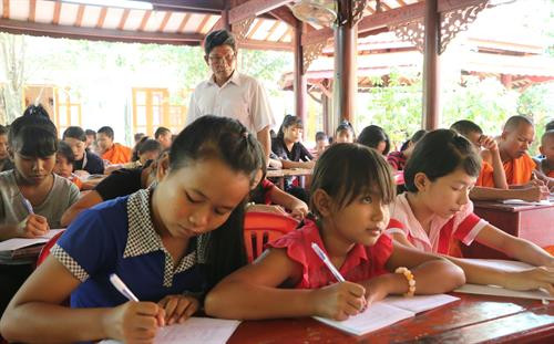 Quang cảnh học sinh trong giờ luyện viết chữ