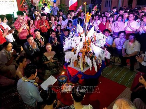 Lễ cầu may được tiến hành trang trọng và ấm cúng. Ảnh: Tường Vi - TTXVN Lễ cầu may được tiến hành trang trọng và ấm cúng. Ảnh: Tường Vi - TTXVN