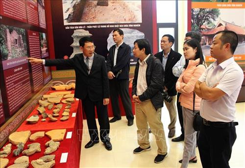 Khách tham quan các hiện vật khảo cổ thời Trần. Ảnh: Tùng Lâm – TTXVN