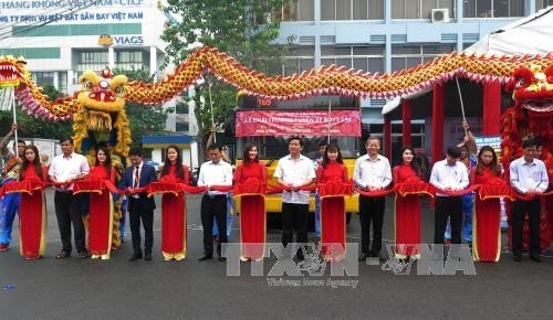 Bí thư Thành ủy Đinh La Thăng cùng lãnh đạo Thành phố cắt băng khai trương tuyến xe buýt mới số 159 - xe buýt chất lượng cao đưa vào hoạt động từ sân bay Tân Sơn Nhất đi Bến xe An Sương và Bến xe Miền Đông. Ảnh : Hoàng Hải-TTXVN