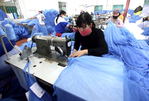 Được vay 200 triệu đồng từ chương trình giải quyết việc làm của NHCSXH, cơ sở sản xuất màn tuyn xuất khẩu Hoài Dung ở thôn Đại Mão, xã Hoài Thượng, huyện Thuận Thành do ông Lê Doãn Vĩnh làm Giám đốc đã giải quyết việc làm thường xuyên và thu nhập ổn định cho hàng chục lao động trong vùng