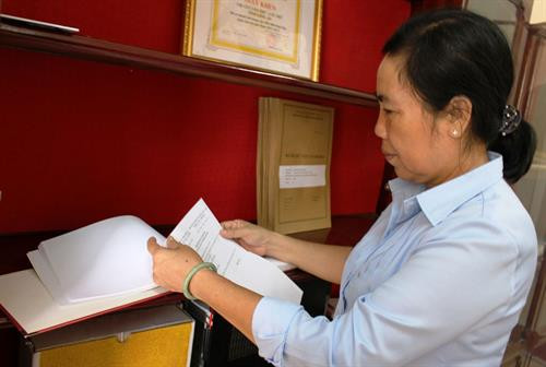 Kiểm tra, quản lý hồ sơ cán bộ tại Chi cục Văn thư Lưu trữ tỉnh Long An. Nguồn: Báo Long An online