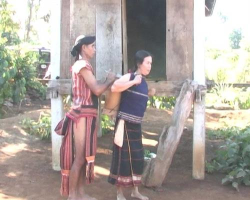 Gia chủ cúng lúa mới tại kho. Gia chủ cúng lúa mới tại kho.