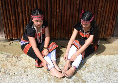 Thiếu nữ Bhơ Noong đang quấn xà cạp. Thiếu nữ Bhơ Noong đang quấn xà cạp.