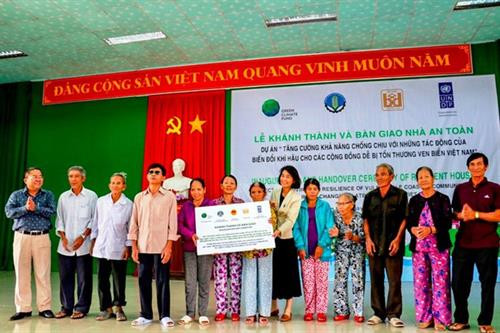 Lễ bàn giao nhà chống bão lũ cho người dân nghèo tỉnh Thừa Thiên-Huế. Ảnh: UNDP/baomoi.com Lễ bàn giao nhà chống bão lũ cho người dân nghèo tỉnh Thừa Thiên-Huế. Ảnh: UNDP/baomoi.com