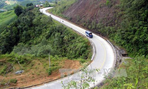 Đèo Lò Xo đoạn qua huyện Đăk Glei. Ảnh: Cao Nguyên - TTXVN Đèo Lò Xo đoạn qua huyện Đăk Glei. Ảnh: Cao Nguyên - TTXVN