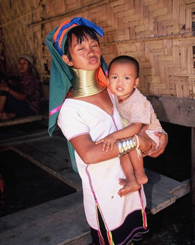 Phụ nữ ở bộ tộc Kayah, Myanmar, cho rằng có được chiếc cổ cao mới được coi là xinh đẹp. Vì thế, họ thường đeo những chiếc vòng bằng đồng lên cổ từ khi mới 5 tuổi. Từ năm 10 tuổi, họ sẽ tăng thêm một vòng cổ và làm như thế đến khi bước sang tuổi 25. Phụ nữ ở bộ tộc Kayah, Myanmar, cho rằng có được chiếc cổ cao mới được coi là xinh đẹp. Vì thế, họ thường đeo những chiếc vòng bằng đồng lên cổ từ khi mới 5 tuổi. Từ năm 10 tuổi, họ sẽ tăng thêm một vòng cổ và làm như thế đến khi bước sang tuổi 25.