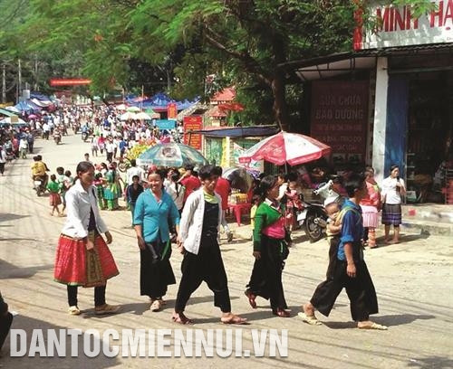 Đồng bào Mông về trung tâm huyện Mường Lát vui chơi...