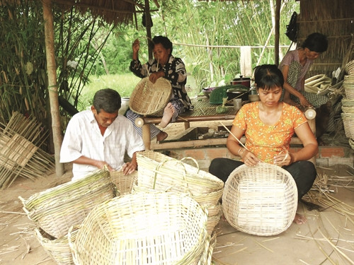 Phú Tân đưa cơ giới hóa vào sản xuất nông nghiệp Nghề đan lát và trồng tre, trúc phát triển giúp nhiều hộ đồng bào khmer nghèo trong xã tăng thêm thu nhập