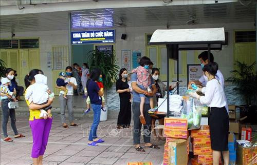 Gian hàng “0 đồng” tại Bệnh viện Sản nhi Nghệ An. Ảnh: Tá Chuyên – TTXVN Gian hàng “0 đồng” tại Bệnh viện Sản nhi Nghệ An. Ảnh: Tá Chuyên – TTXVN