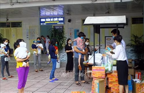 Gian hàng “0 đồng” tại Bệnh viện Sản nhi Nghệ An. Ảnh: Tá Chuyên – TTXVN