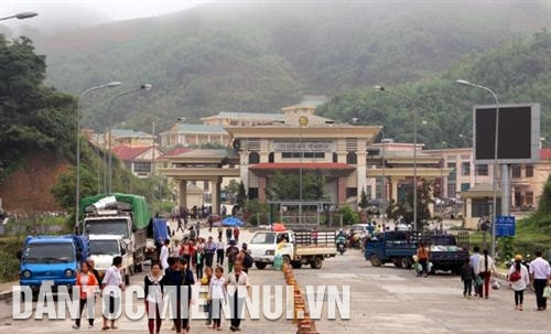 Bộ đội Biên phòng đồn Hạnh Dịch xuống địa bàn hướng dẫn đồng bào dân tộc thiểu số ở xã Hạnh Dịch, huyện Quế Phong phương pháp nuôi giống lợn mới. Ảnh: Phương Kiệt Cửa khẩu quốc tế Nậm Cắn, huyện Kỳ Sơn được đầu tư xây dựng, tạo điều kiện cho bà con vùng biên giao thương hàng hóa thuận lợi với nước bạn Lào. Ảnh: Việt Nga Bộ đội Biên phòng đồn Hạnh Dịch xuống địa bàn hướng dẫn đồng bào dân tộc thiểu số ở xã Hạnh Dịch, huyện Quế Phong phương pháp nuôi giống lợn mới. Ảnh: Phương Kiệt Cửa khẩu quốc tế Nậm Cắn, huyện Kỳ Sơn được đầu tư xây dựng, tạo điều kiện cho bà con vùng biên giao thương hàng hóa thuận lợi với nước bạn Lào. Ảnh: Việt Nga
