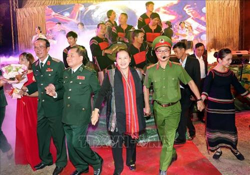 Chủ tịch Quốc hội Nguyễn Thị Kim Ngân giao lưu văn nghệ cùng bộ đội Biên phòng và đồng bào dân tộc. Ảnh: Trọng Đức – TTXVN Chủ tịch Quốc hội Nguyễn Thị Kim Ngân giao lưu văn nghệ cùng bộ đội Biên phòng và đồng bào dân tộc. Ảnh: Trọng Đức – TTXVN