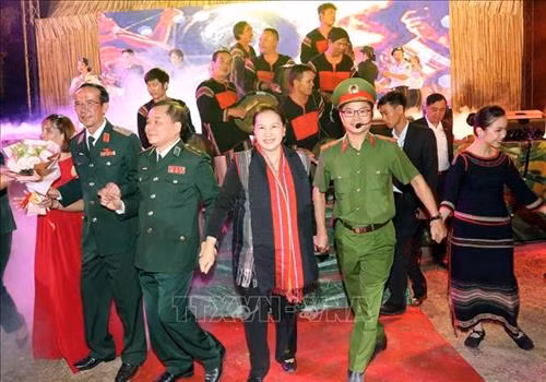 Chủ tịch Quốc hội Nguyễn Thị Kim Ngân giao lưu văn nghệ cùng bộ đội Biên phòng và đồng bào dân tộc. Ảnh: Trọng Đức – TTXVN