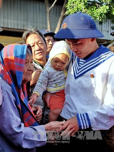 Giây phút chia tay tiễn thanh niên lên đường nhập ngũ tại điểm giao quân Quận 9, Thành phố Hồ Chí Minh. Ảnh: Thế Anh - TTXVN