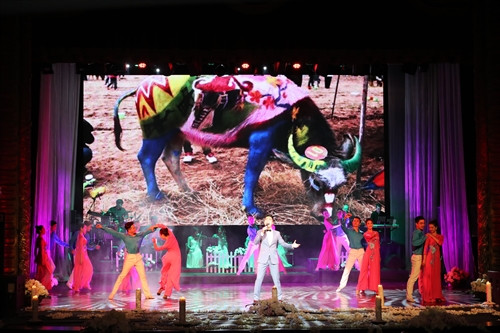 Tiết mục Lời tỏ tình của mùa xuân do ca sĩ Tiến Hưng và tốp múa Nhà hát ca múa nhạc nhẹ Trung ương biểu diễn