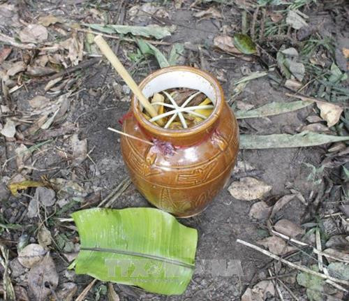 Gan heo, gà sống được đặt bên tai ghè rượu Cần trong lễ cúng Bến nước. Ảnh: Hồng Điệp – TTXVN Gan heo, gà sống được đặt bên tai ghè rượu Cần trong lễ cúng Bến nước. Ảnh: Hồng Điệp – TTXVN