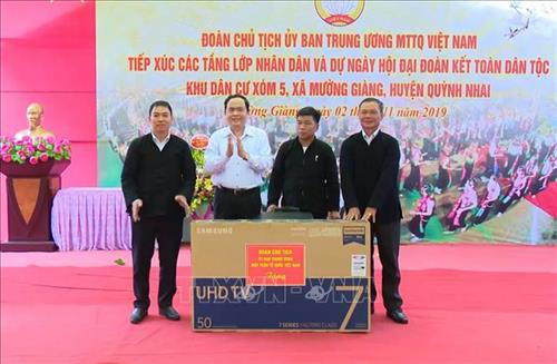 Chủ tịch Ủy ban Trung ương MTTQ Việt Nam Trần Thanh Mẫn tặng quà tập thể khu dân cư xóm 5, xã Mường Giàng, huyện Quỳnh Nhai, tỉnh Sơn La. Ảnh: Nguyễn Cường - TTXVN Chủ tịch Ủy ban Trung ương MTTQ Việt Nam Trần Thanh Mẫn tặng quà tập thể khu dân cư xóm 5, xã Mường Giàng, huyện Quỳnh Nhai, tỉnh Sơn La. Ảnh: Nguyễn Cường - TTXVN