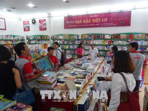 Bạn đọc tìm mua sách tại hội chợ. Ảnh: Gia Thuận – TTXVN Bạn đọc tìm mua sách tại hội chợ. Ảnh: Gia Thuận – TTXVN