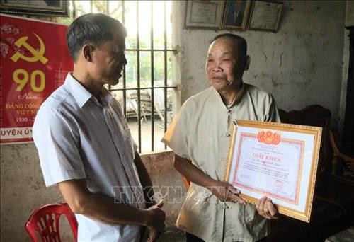 Già làng Trương Viết Văn được tặng nhiều bằng khen về vai trò người có uy tín trong đồng bào dân tộc thiểu số. Ảnh: Nguyễn Oanh-TTXVN Già làng Trương Viết Văn được tặng nhiều bằng khen về vai trò người có uy tín trong đồng bào dân tộc thiểu số. Ảnh: Nguyễn Oanh-TTXVN