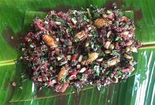 Bọ làm sạch chân, lươn băm nhỏ, cho thêm gia vị, tiêu rừng (mắc khén), và rau thơm, tía tô, hành, húng tròn, húng chó, ớt, xả bọc lá chuối, sau đó vùi than hồng khoảng 40 phút. Khi chín, món này có vị thơm của rau và hạt tiêu rừng, bọ bùi, dai và hơi ngậy.