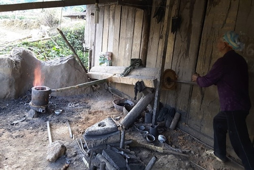 Lò nung gang kéo bằng bễ đảm bảo độ lửa hồng, cháy đều trong suốt quá trình nung gang chảy.